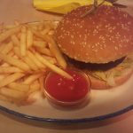 Cajun Burger mit Pommes