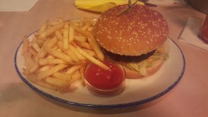 Cajun Burger mit Pommes