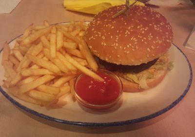 Cajun Burger mit Pommes